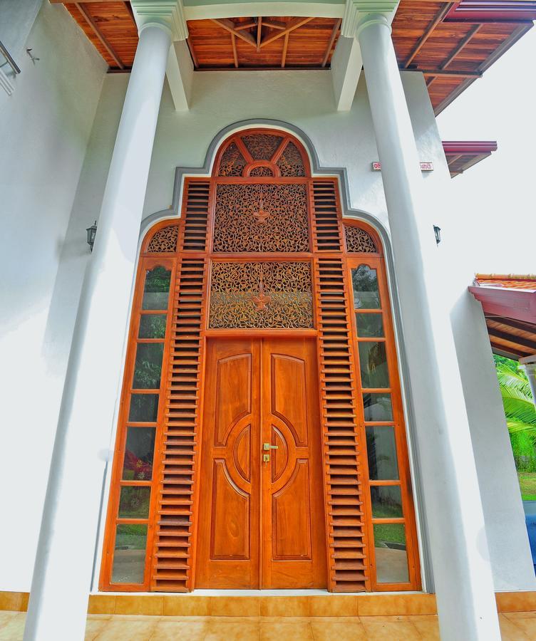 Falcon Villa Индурува Екстериор снимка